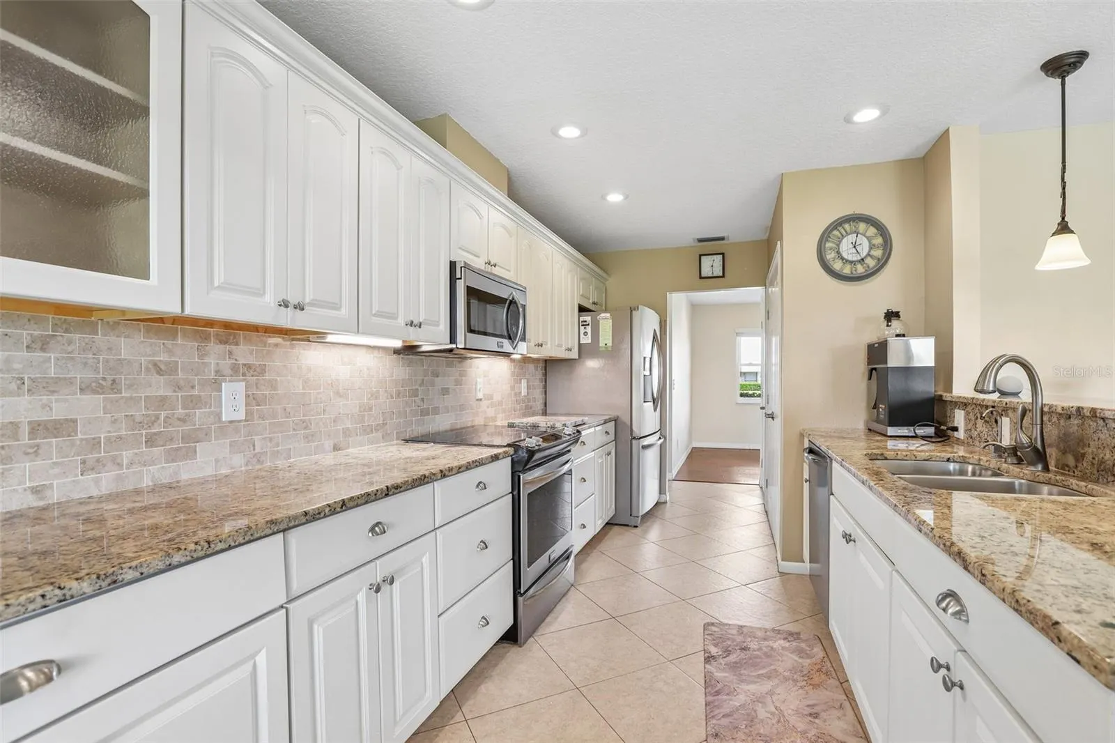 1806 PINEAPPLE PALM CT