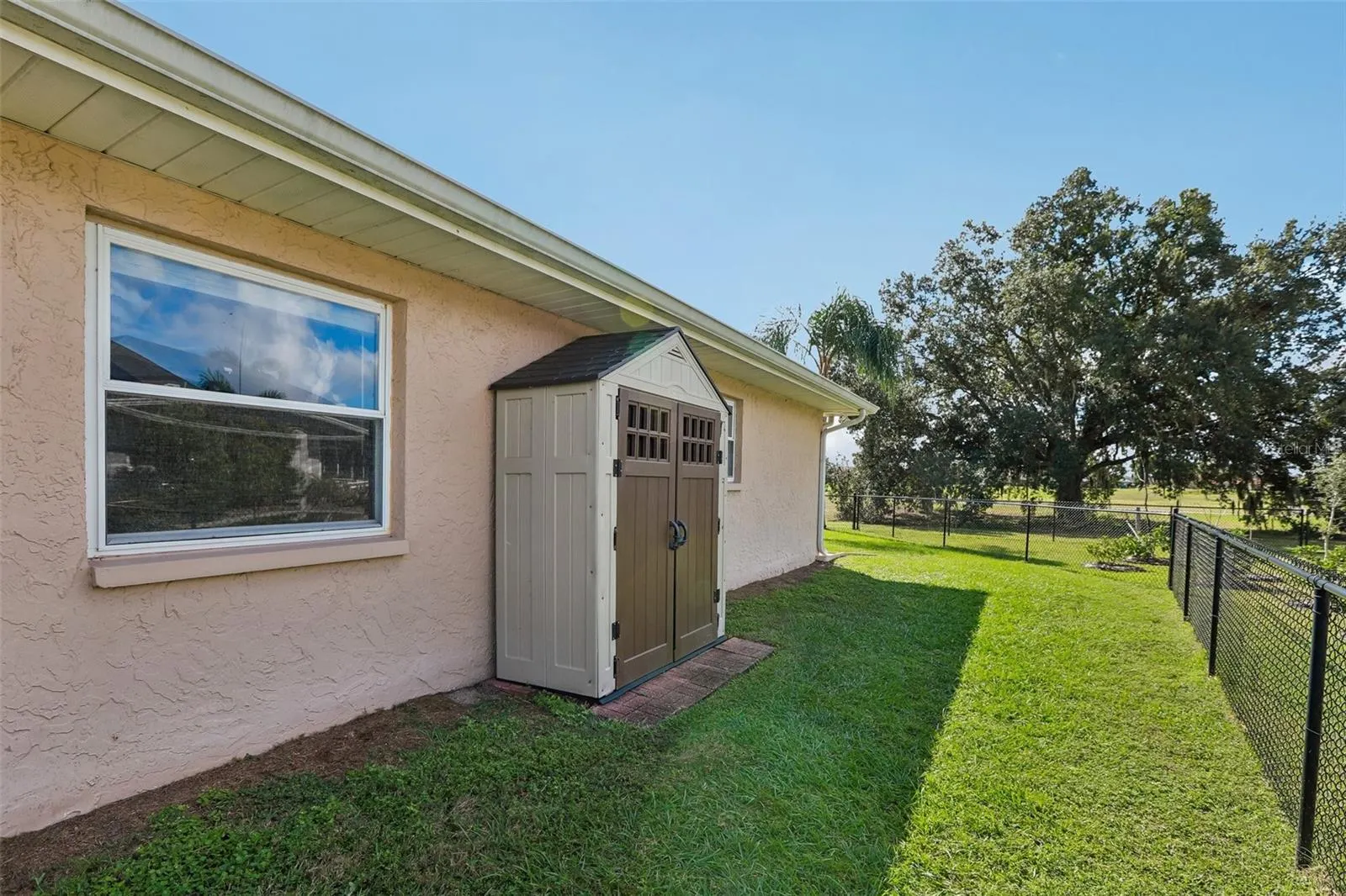 1806 PINEAPPLE PALM CT