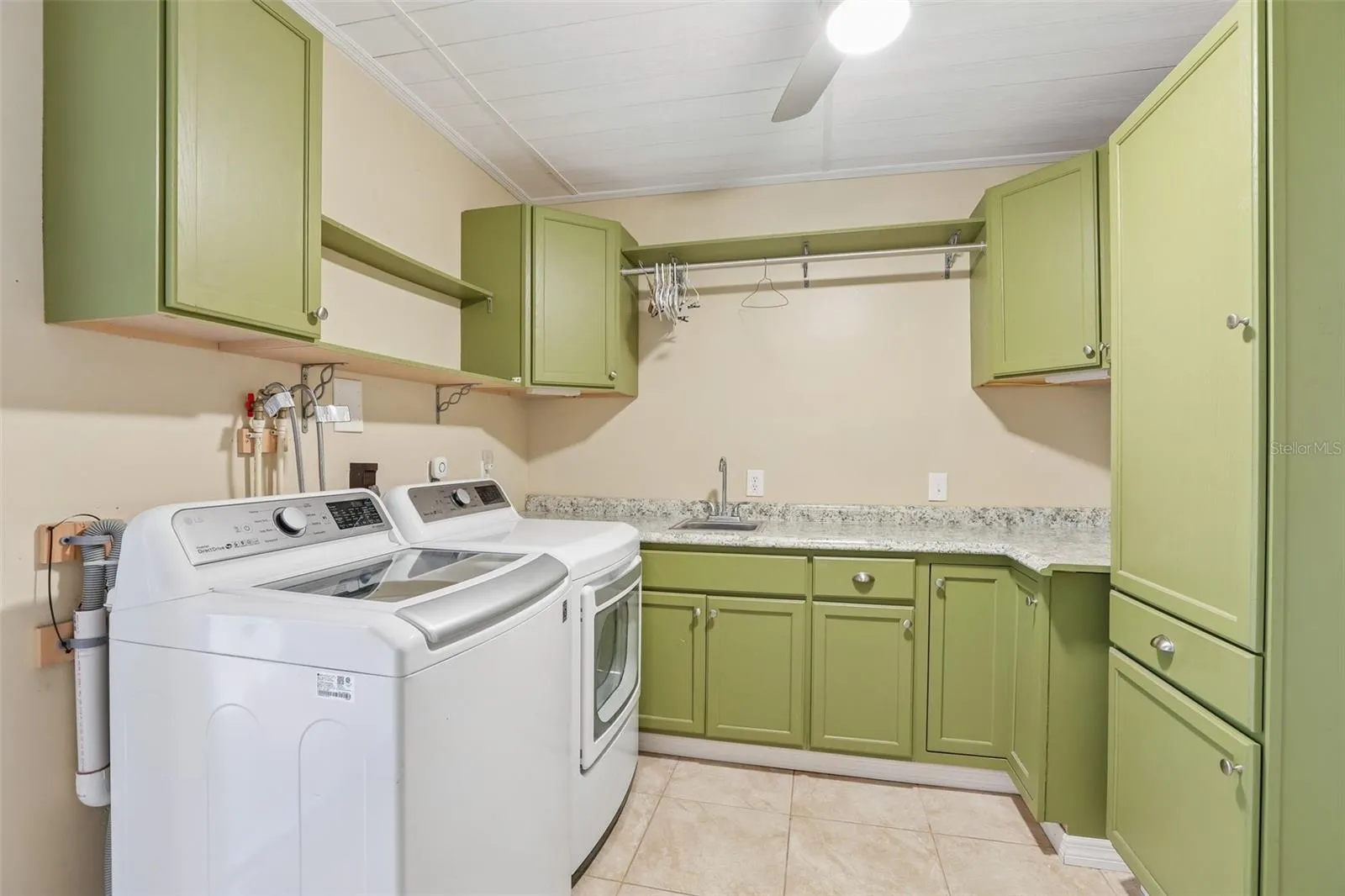 1806 PINEAPPLE PALM CT