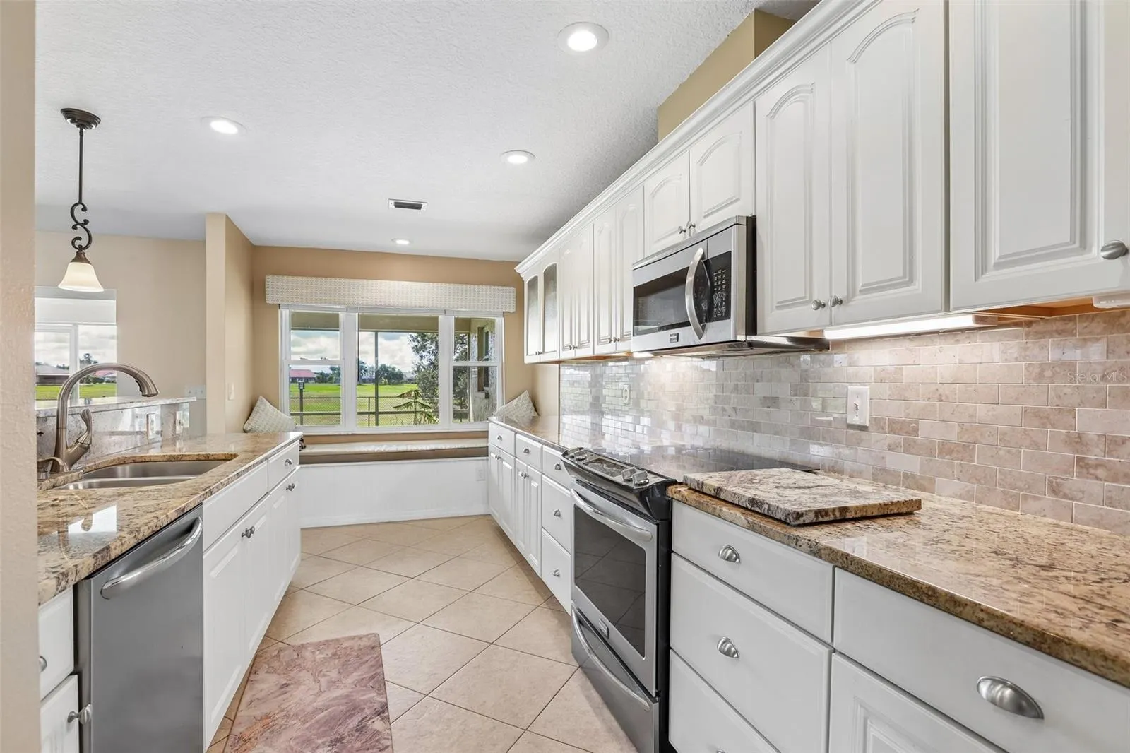 1806 PINEAPPLE PALM CT