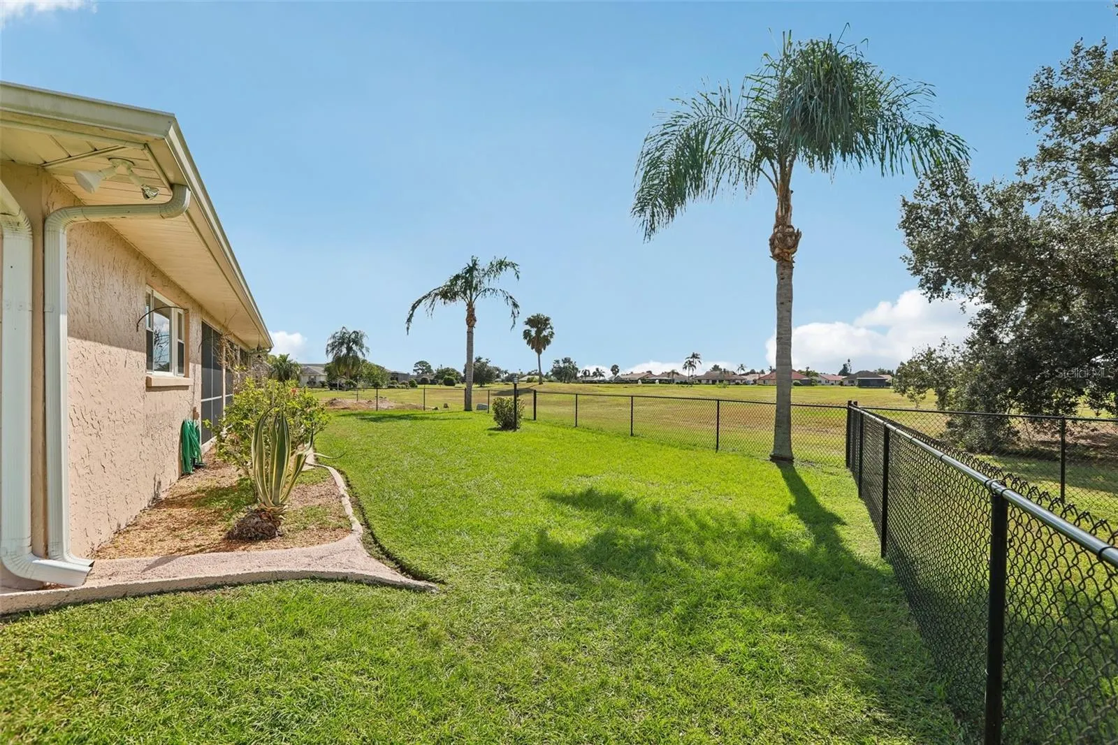 1806 PINEAPPLE PALM CT