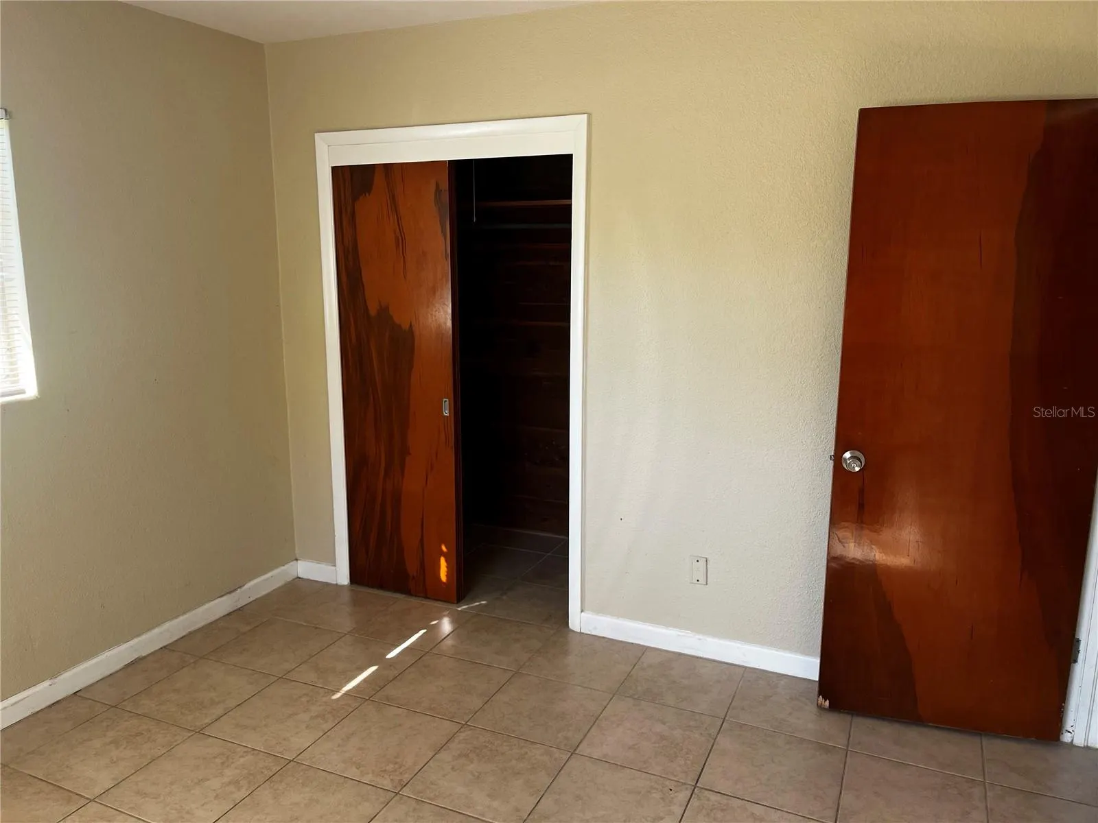 301 N CORONA AVE