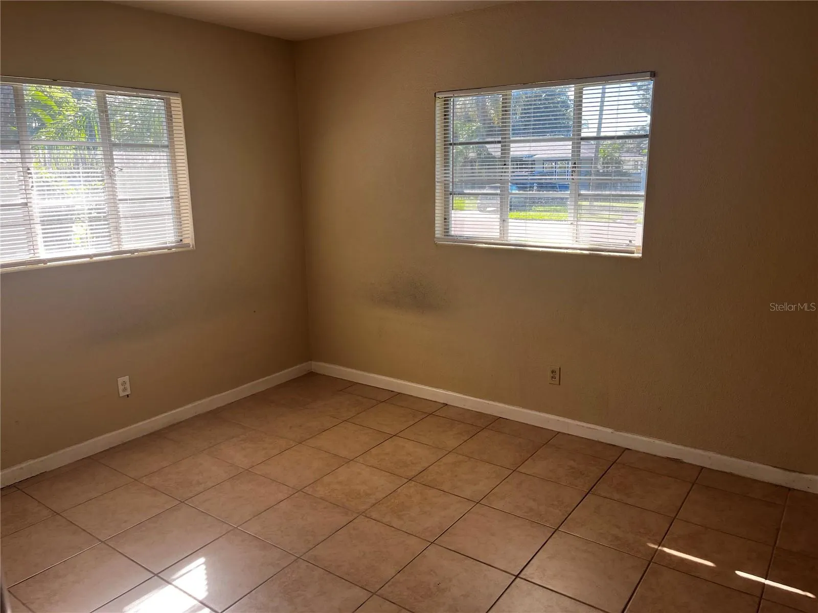 301 N CORONA AVE