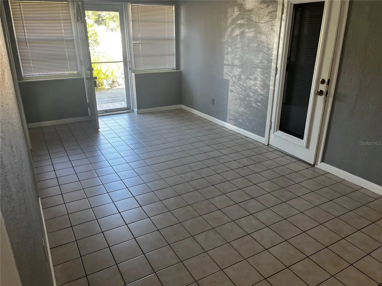 301 N CORONA AVE