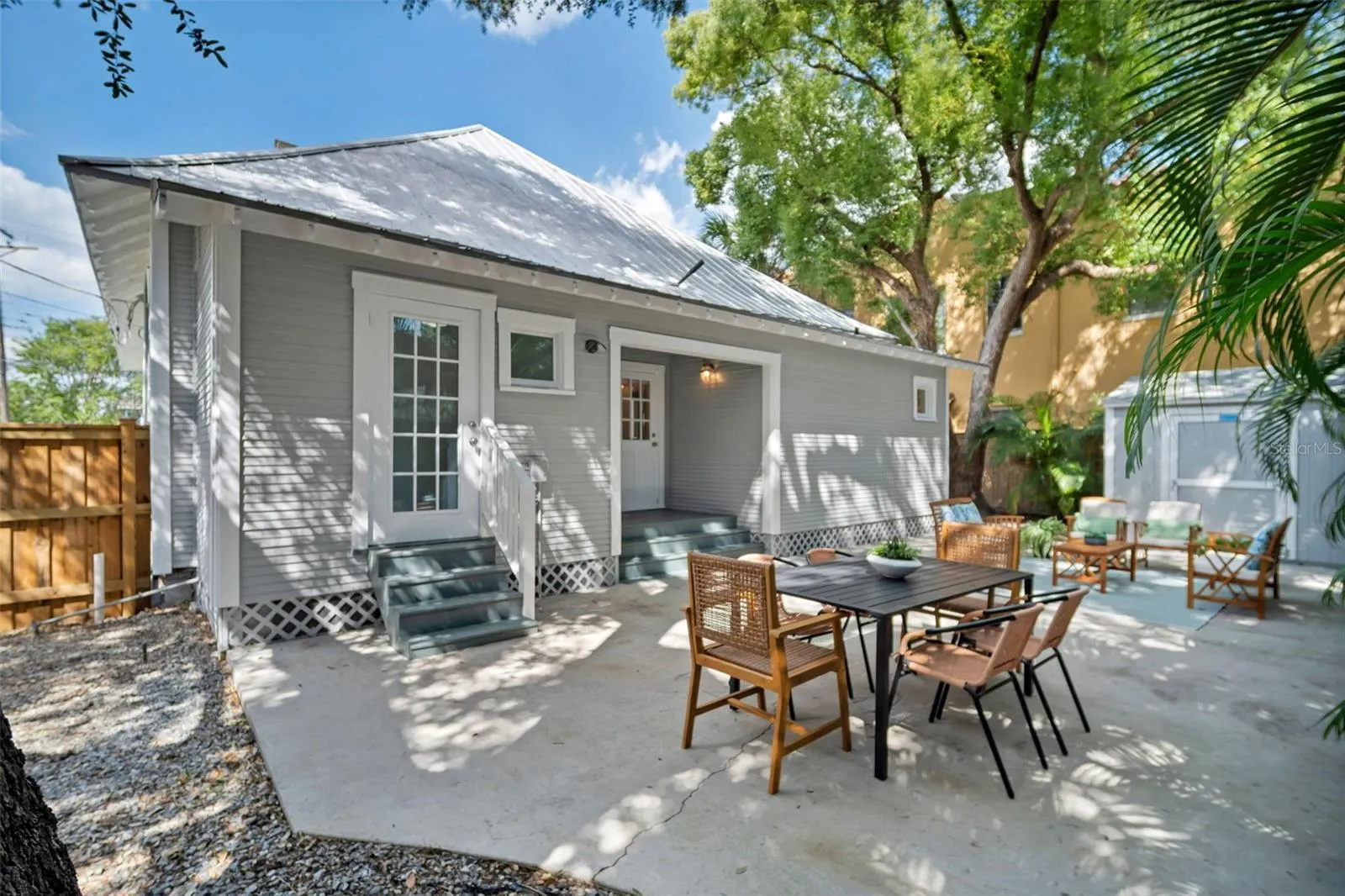 1918 W DEKLE AVE