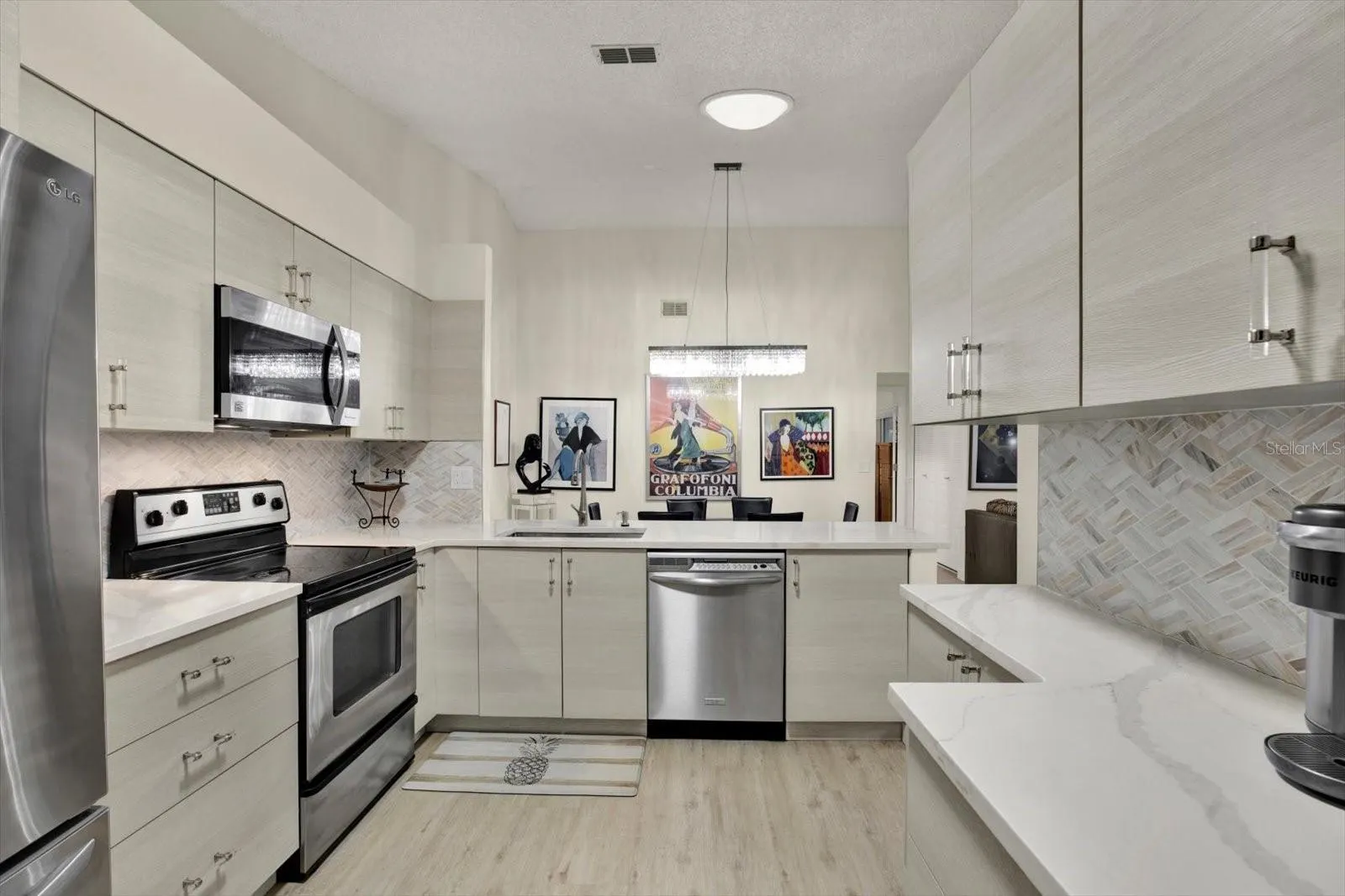 3433 HILLMOOR DR