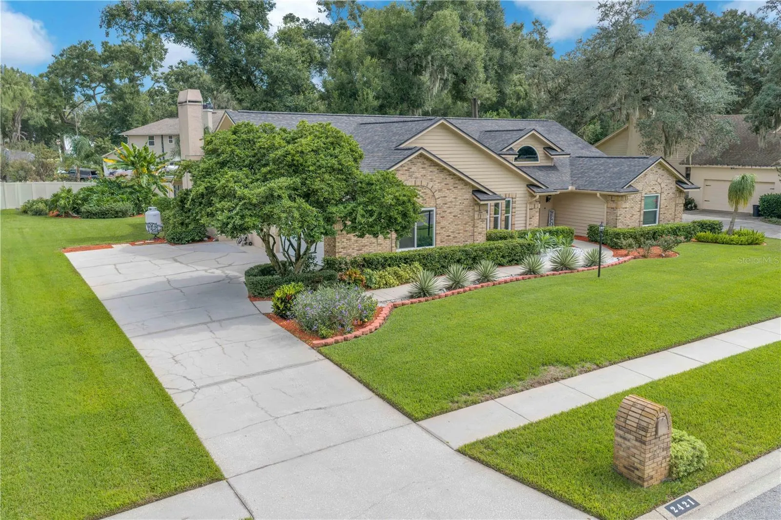 2421 OAK LANDING DR