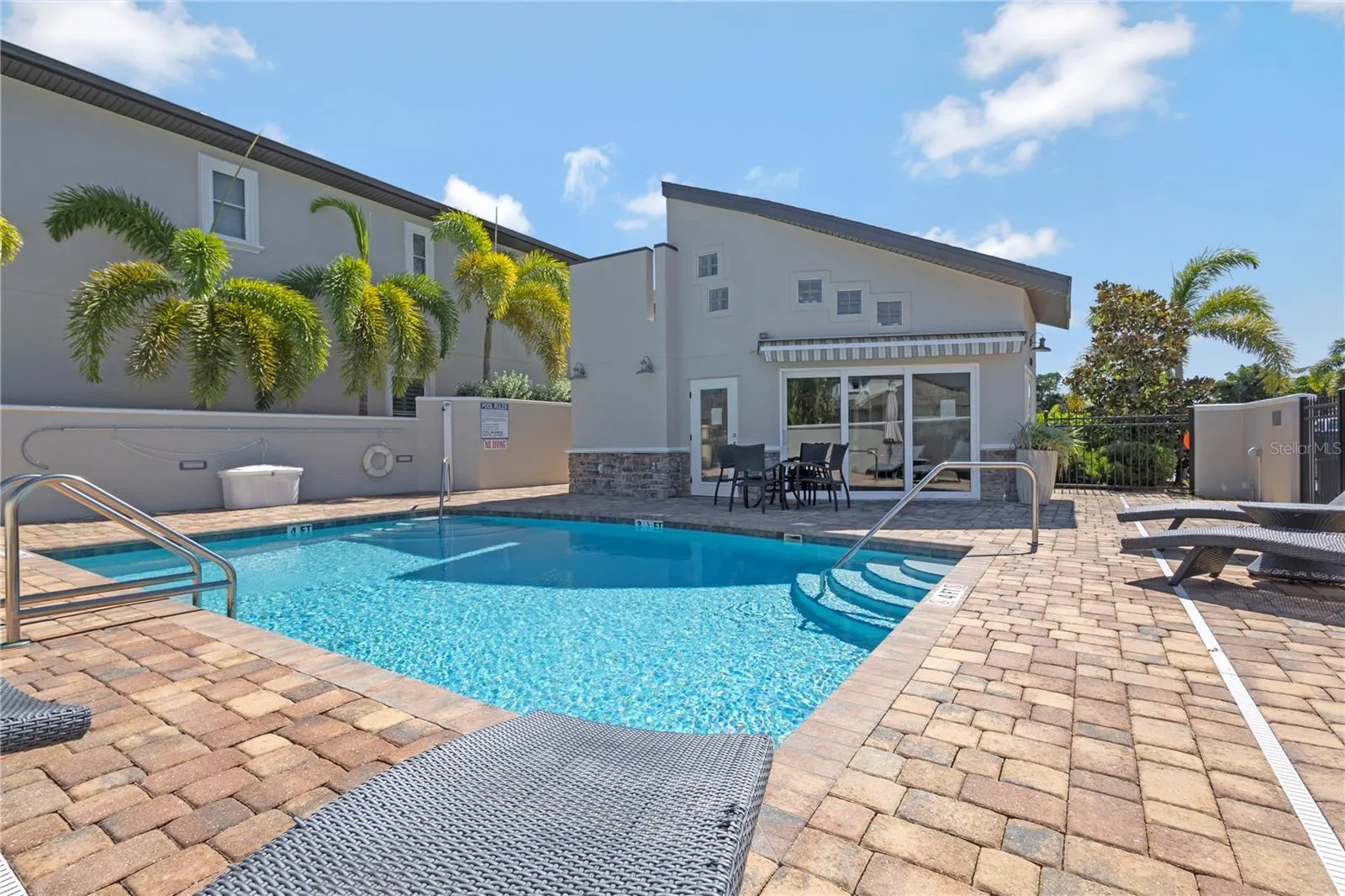 829 DATE PALM LN