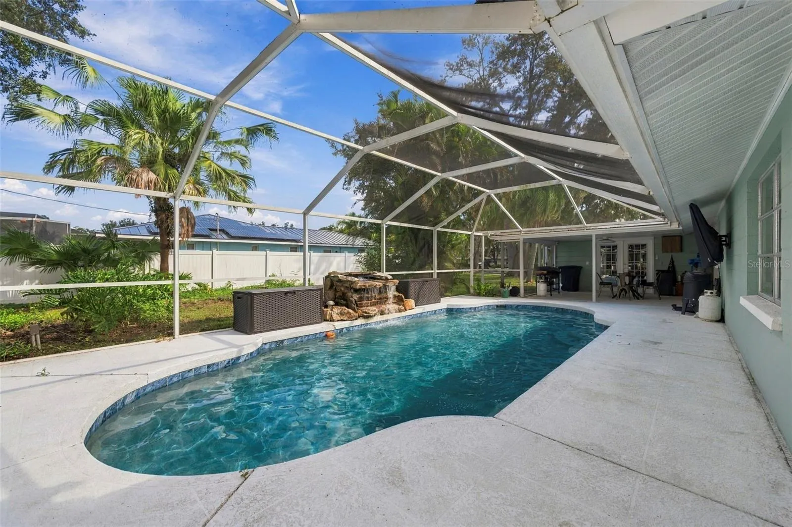 5105 W COUNTRY CLUB DR