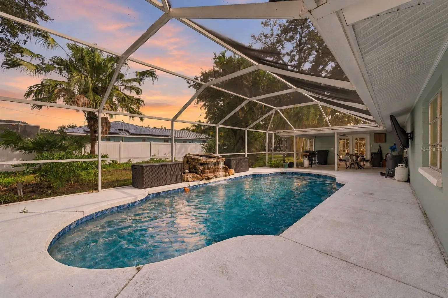5105 W COUNTRY CLUB DR