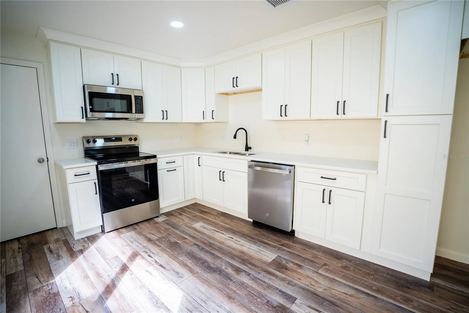 3947 CYPRESS LNDG W