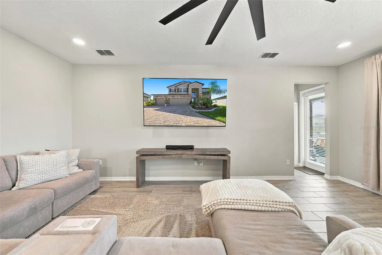 4904 EAGLE ROCK DR