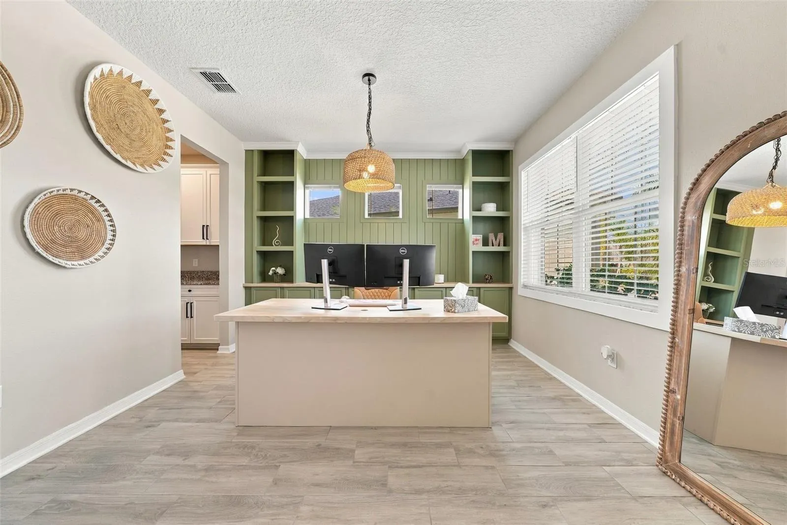 4904 EAGLE ROCK DR