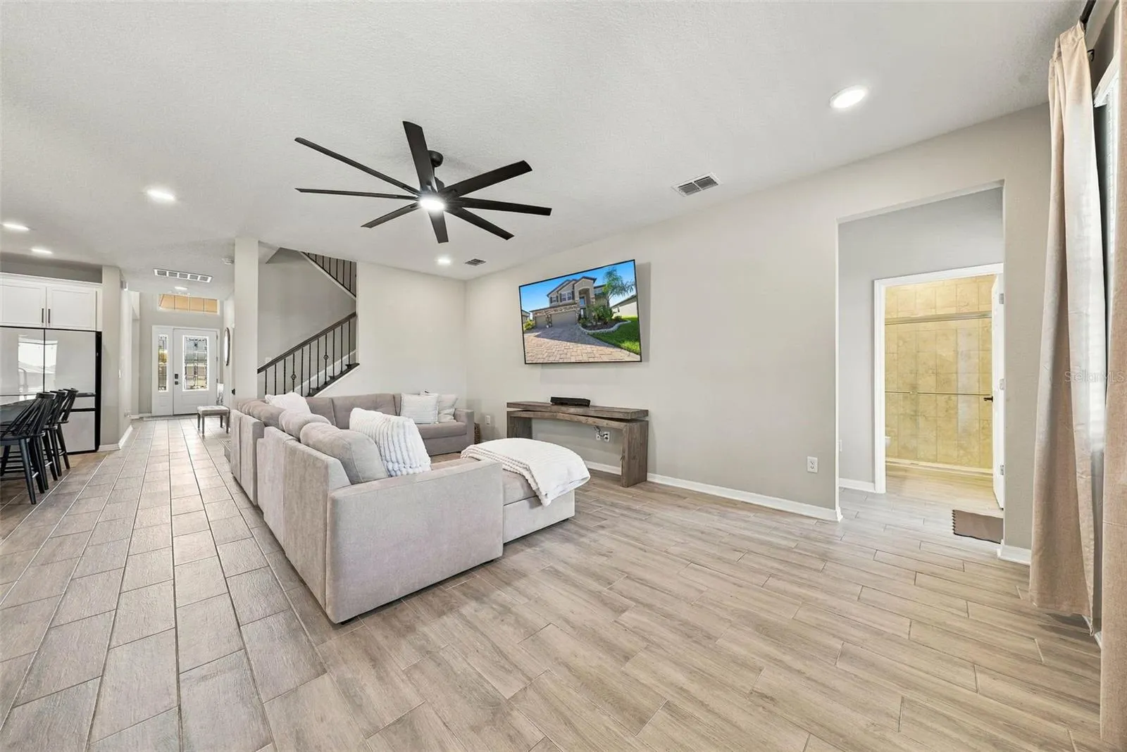 4904 EAGLE ROCK DR