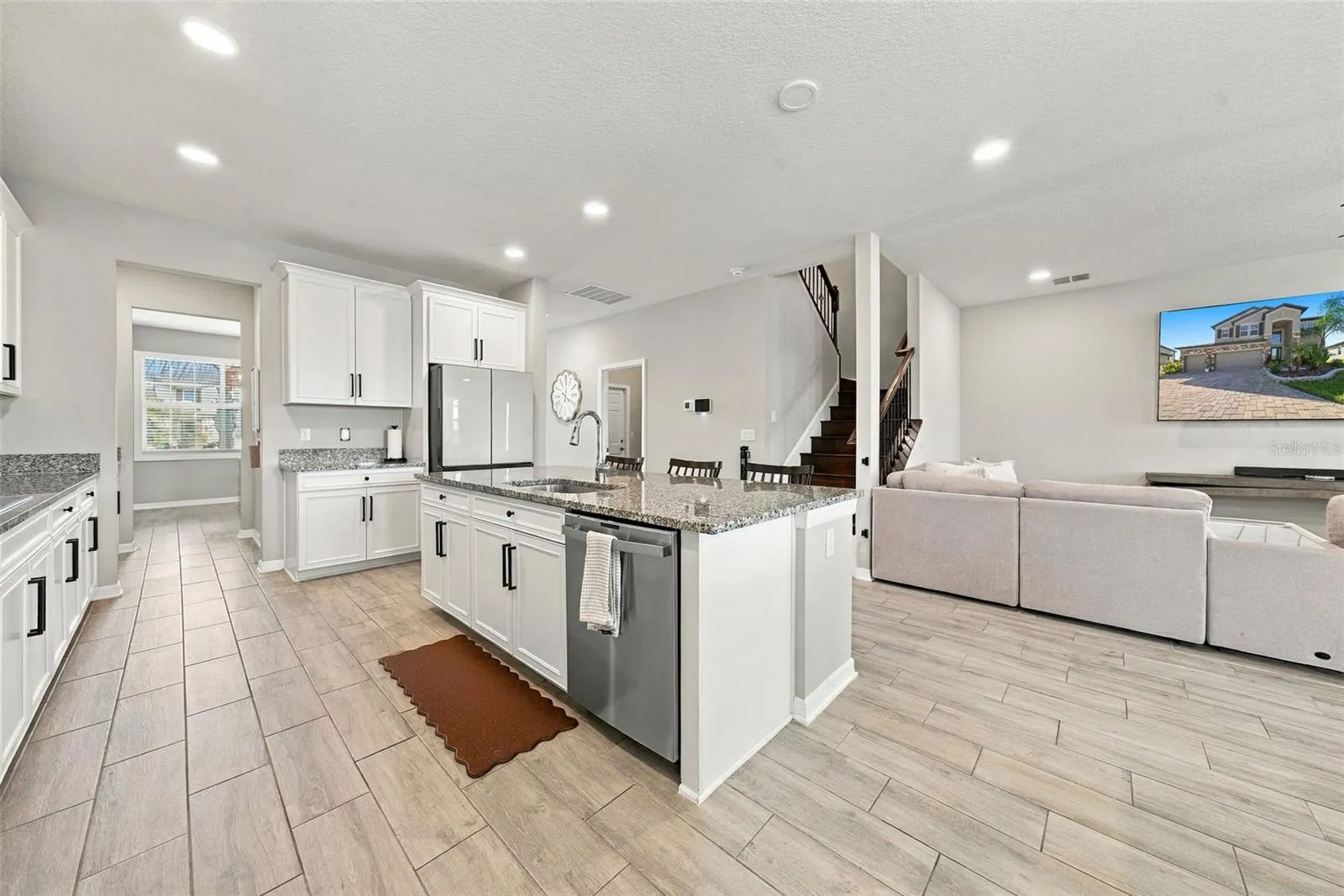 4904 EAGLE ROCK DR
