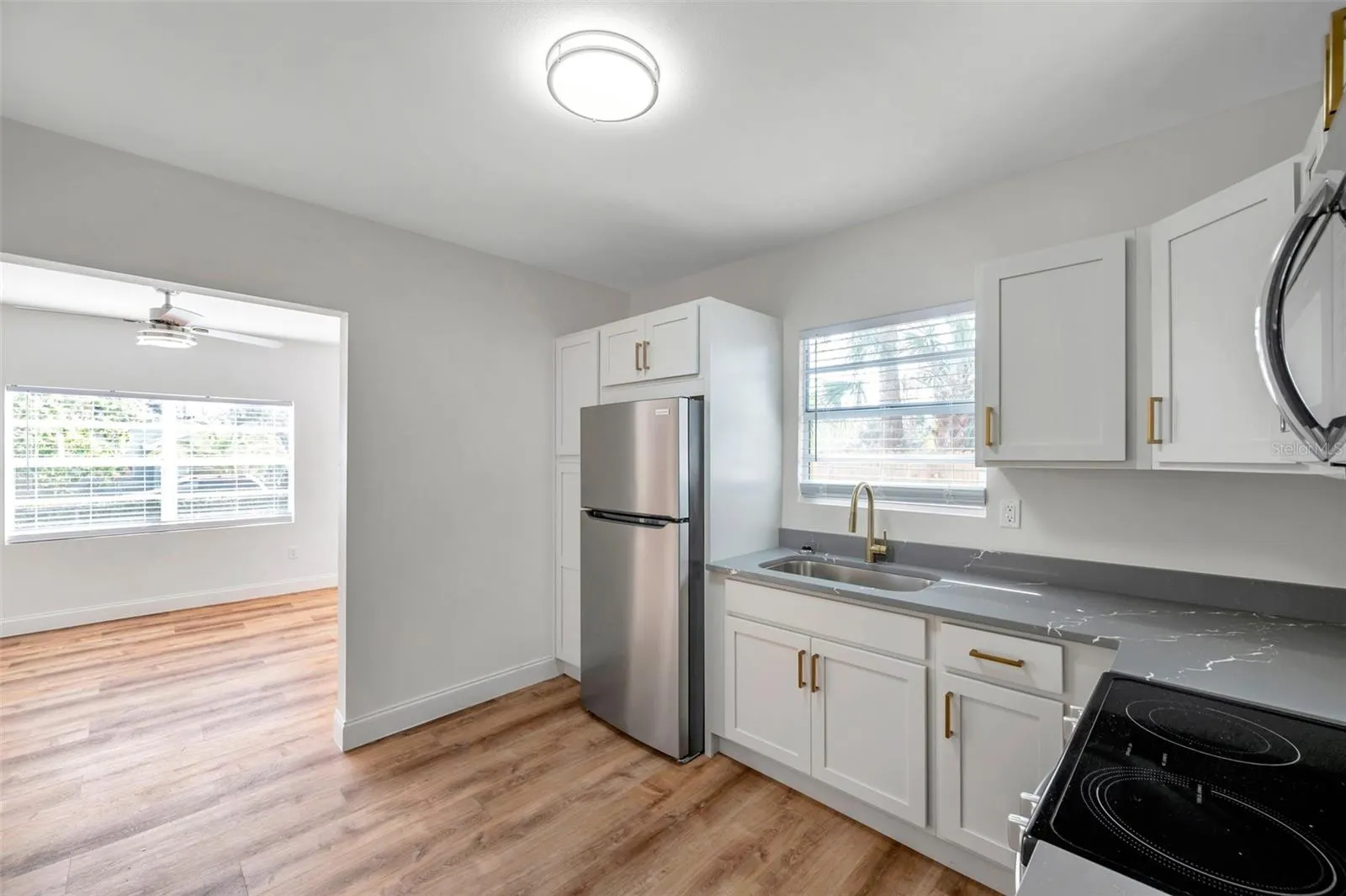 1811 QUINCY ST S