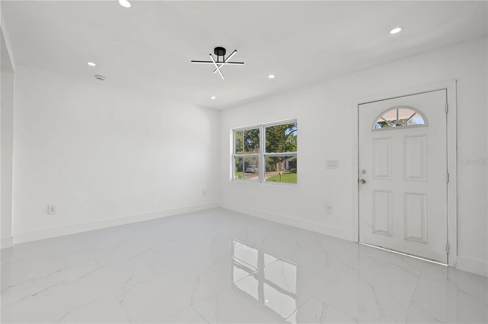 8106 N LYNN AVE