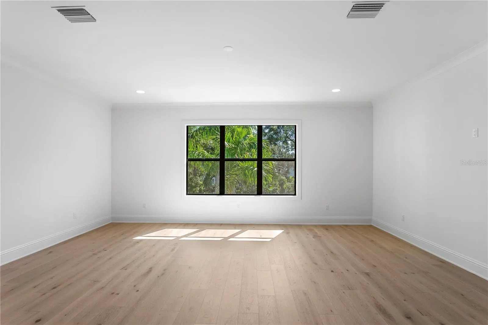5008 W DICKENS AVE