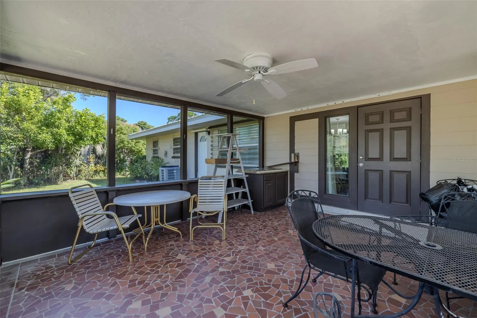 405 2ND ST SW