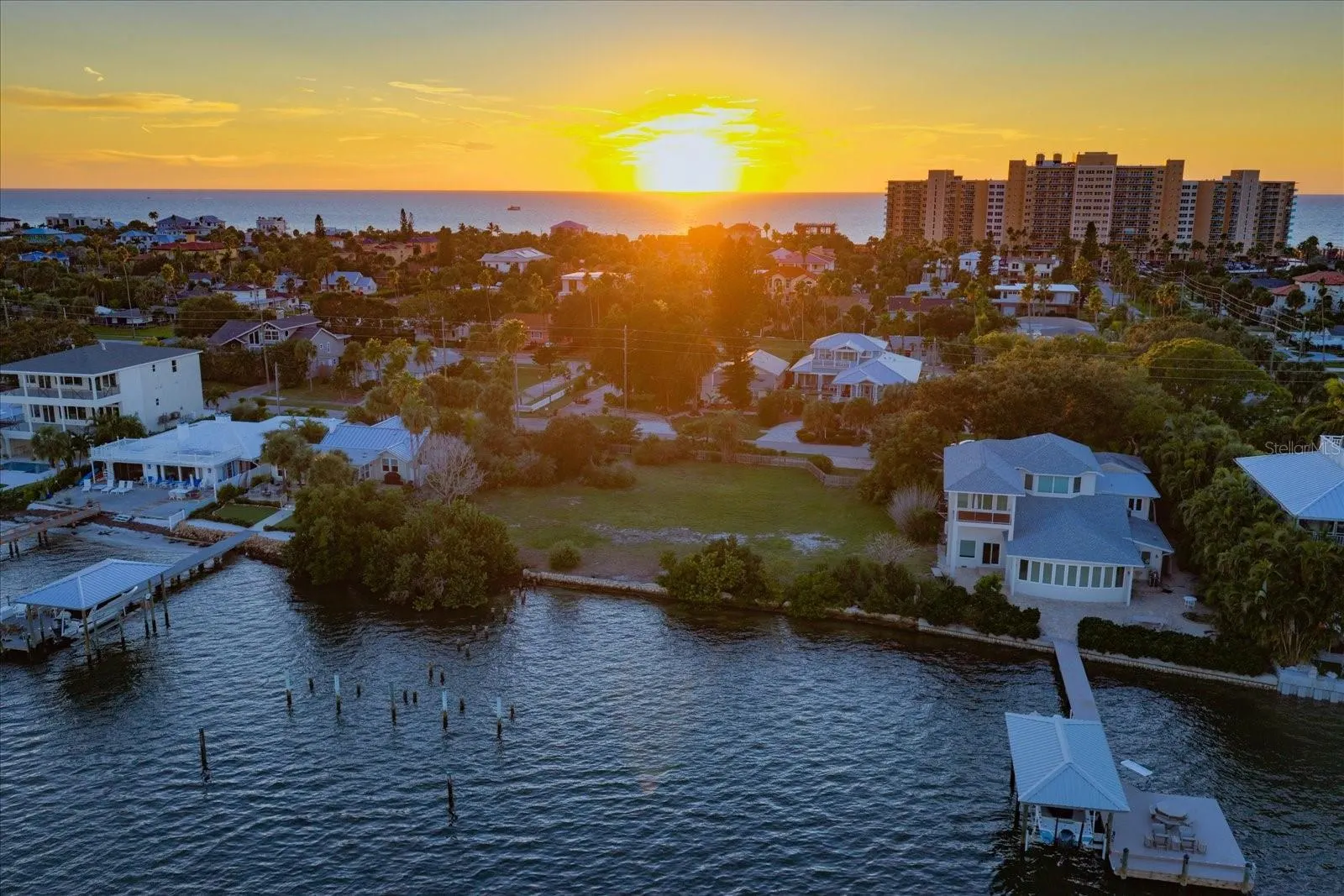871 BAY ESPLANADE