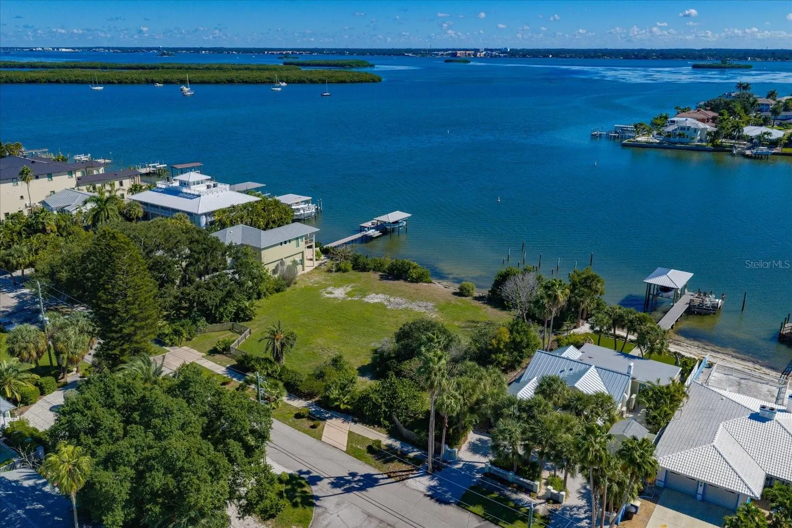 871 BAY ESPLANADE