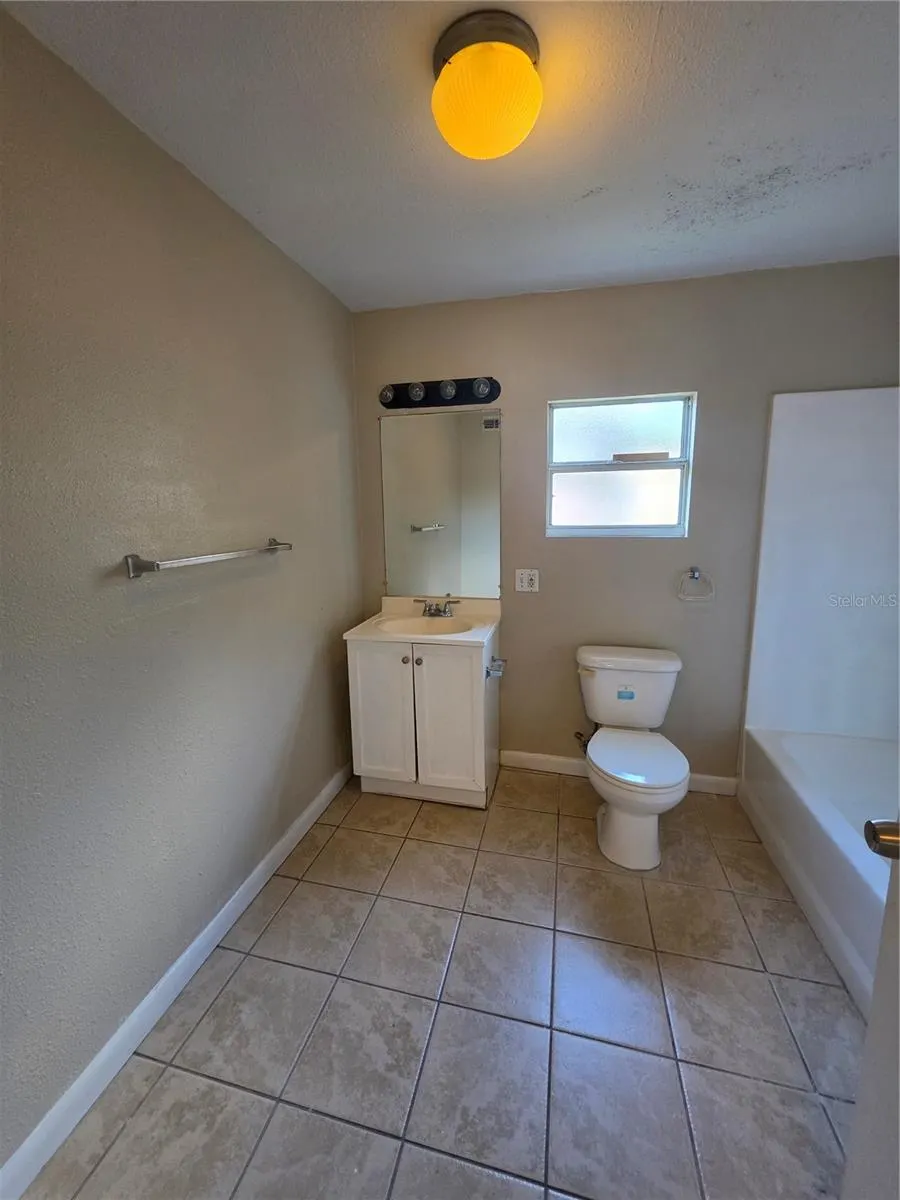 1512 W COMANCHE AVE