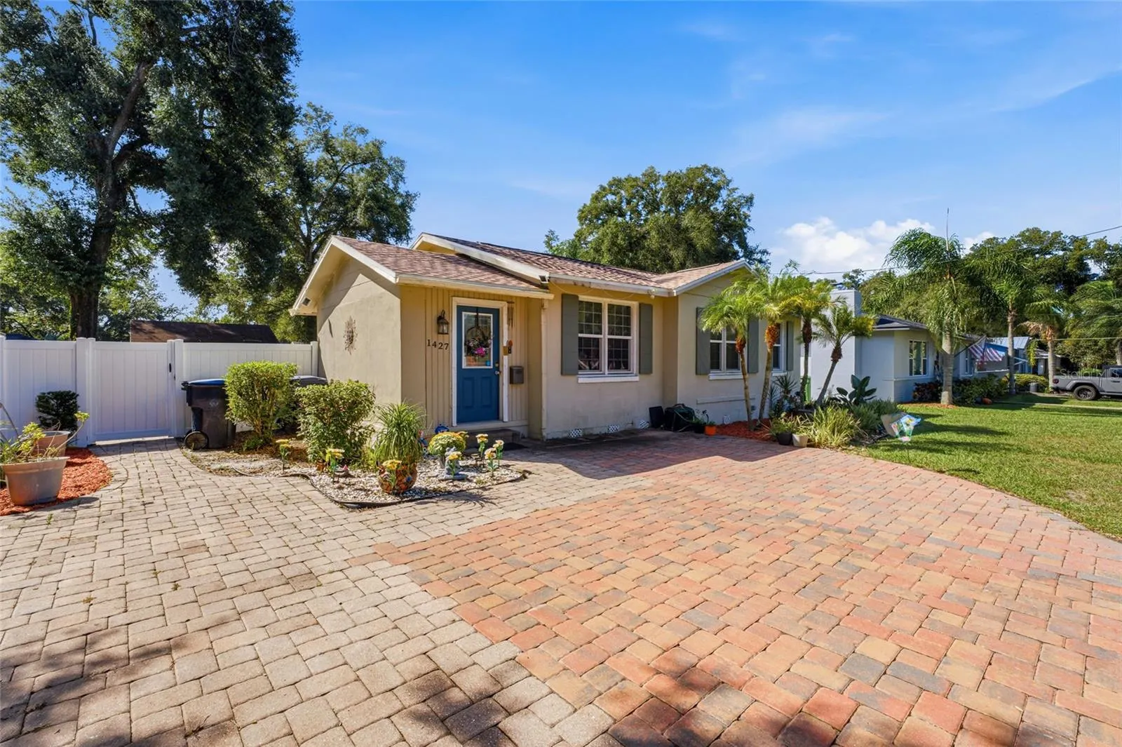 1427 E COMANCHE AVE