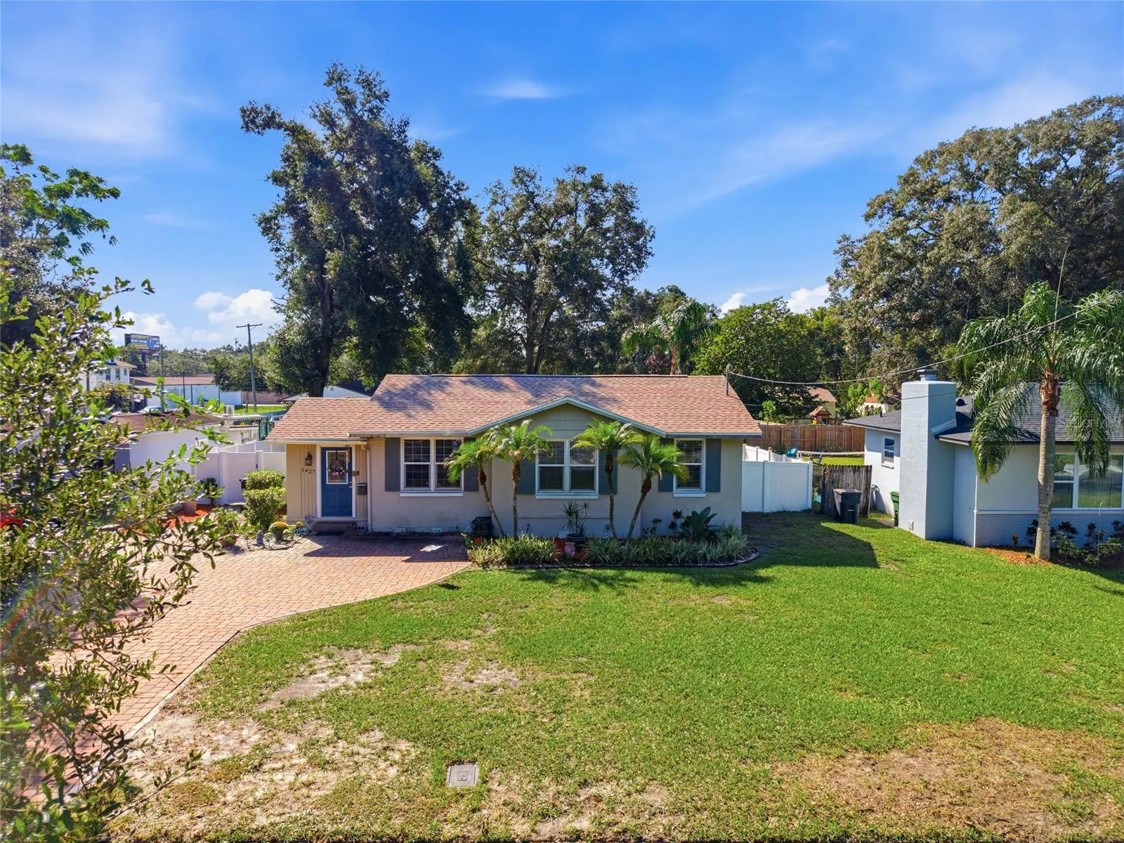 1427 E COMANCHE AVE