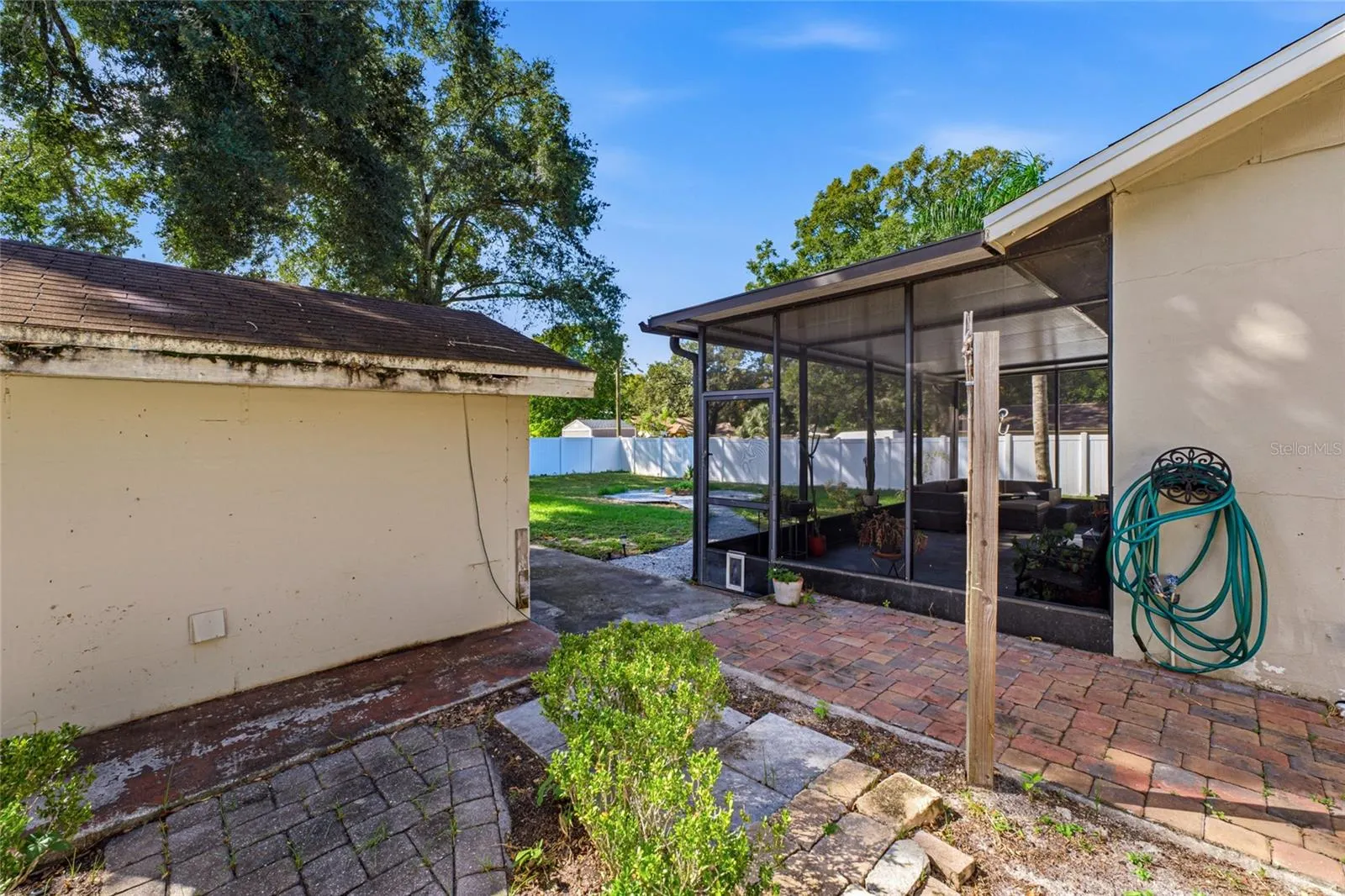 1427 E COMANCHE AVE