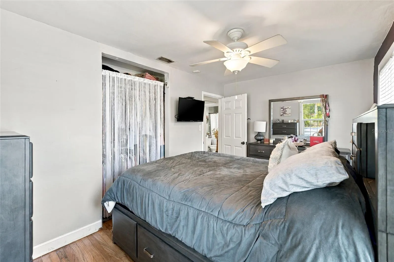 1427 E COMANCHE AVE