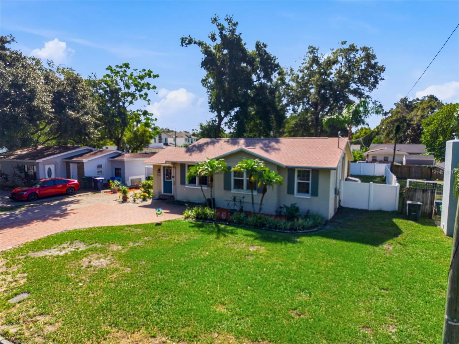 1427 E COMANCHE AVE