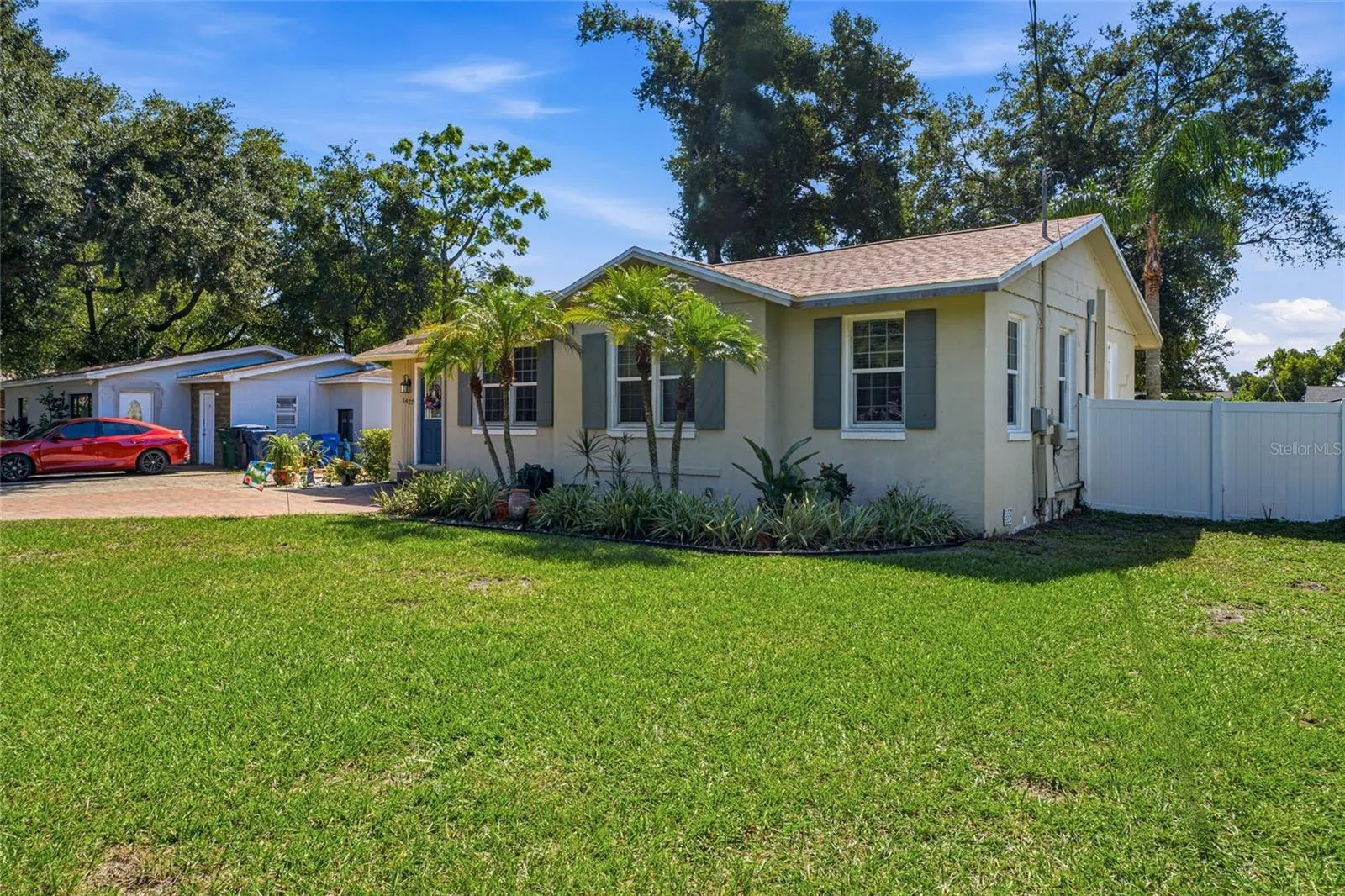 1427 E COMANCHE AVE