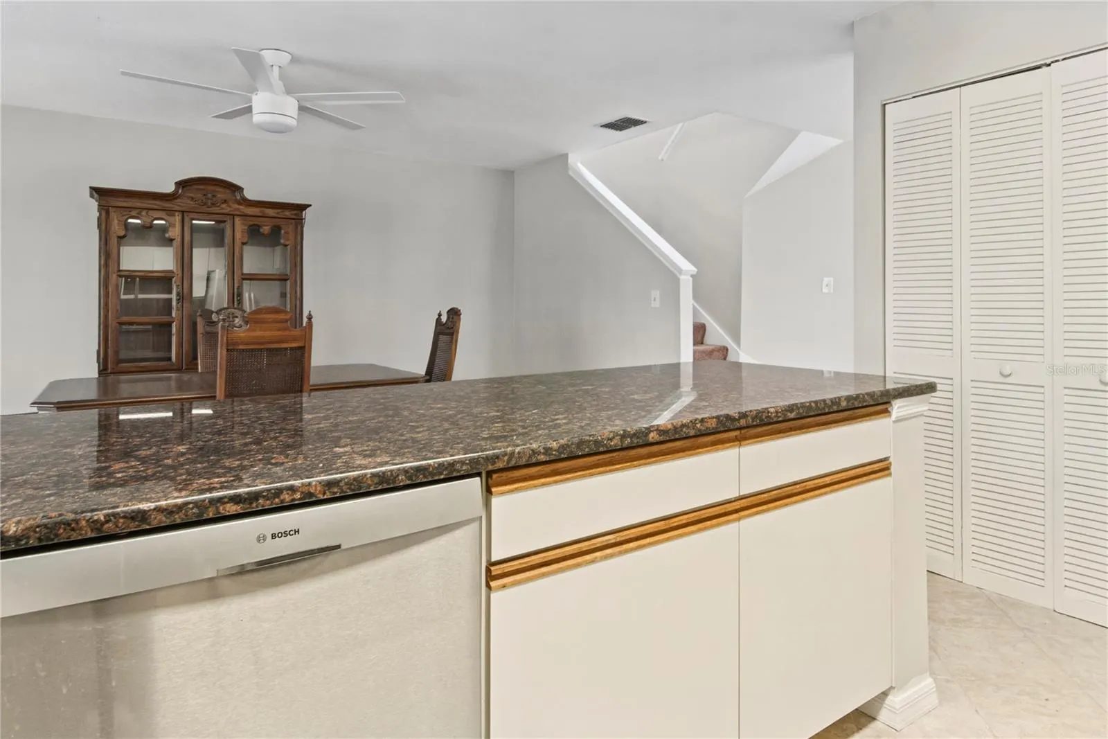 1210 HOUNDS RUN
