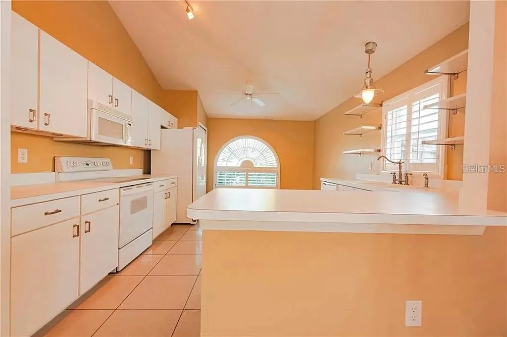 3904 IXORA CT