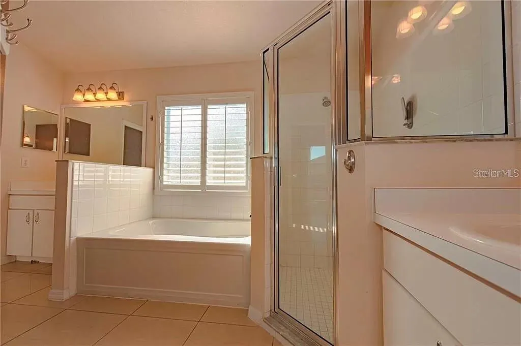3904 IXORA CT