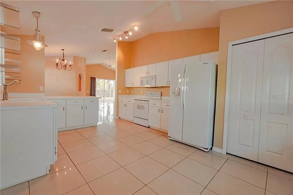 3904 IXORA CT
