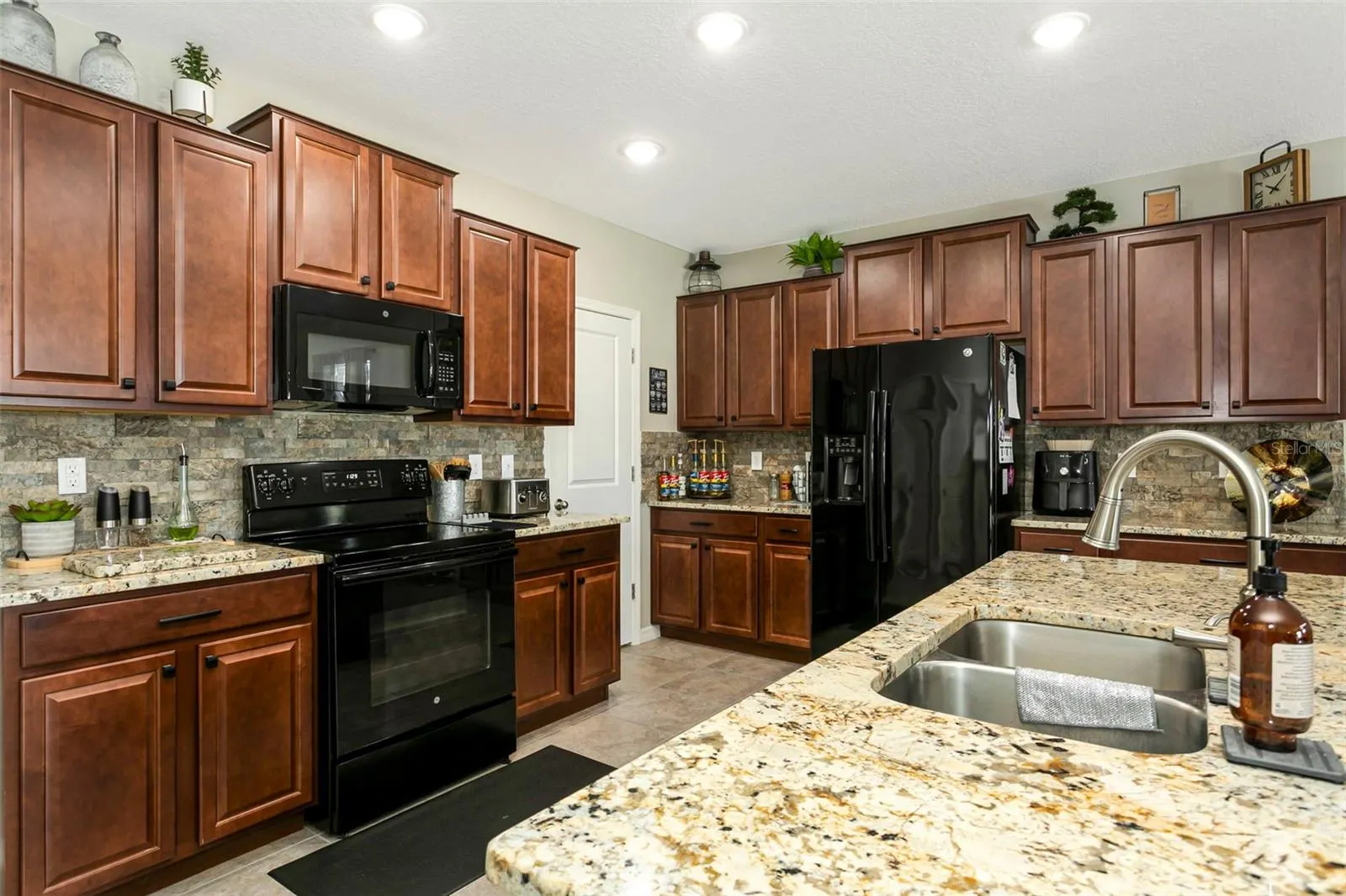 128 CASCADE BEND DR