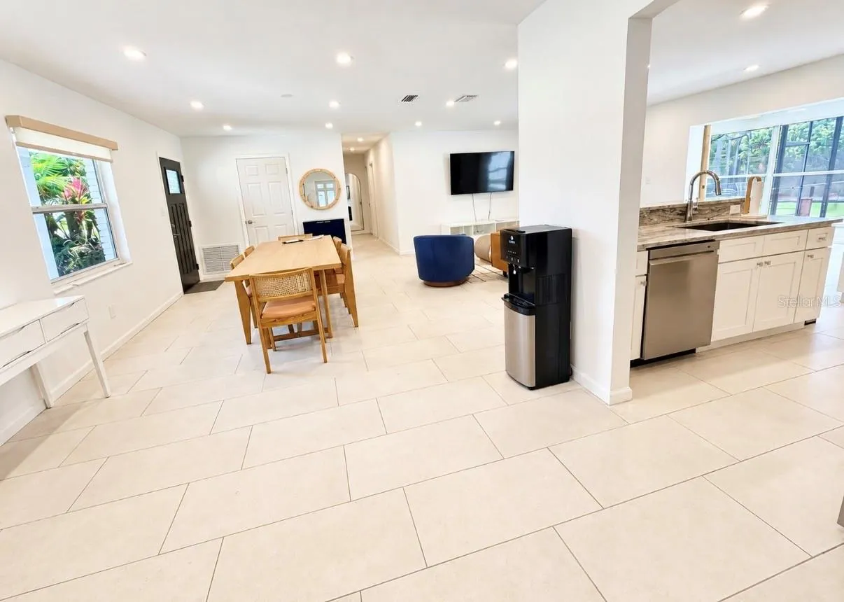 3928 E EDEN ROC CIR