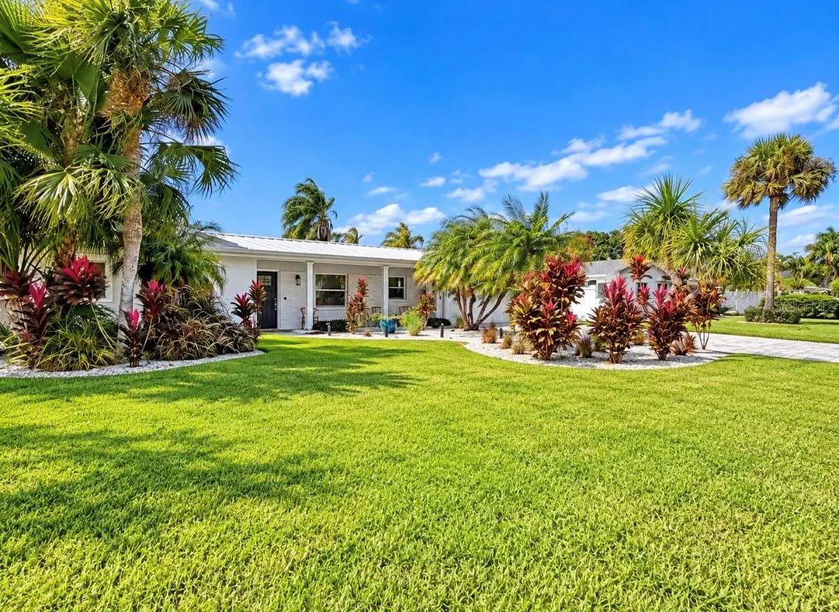 3928 E EDEN ROC CIR