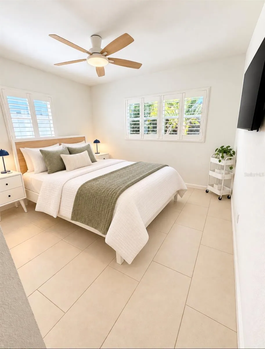 3928 E EDEN ROC CIR