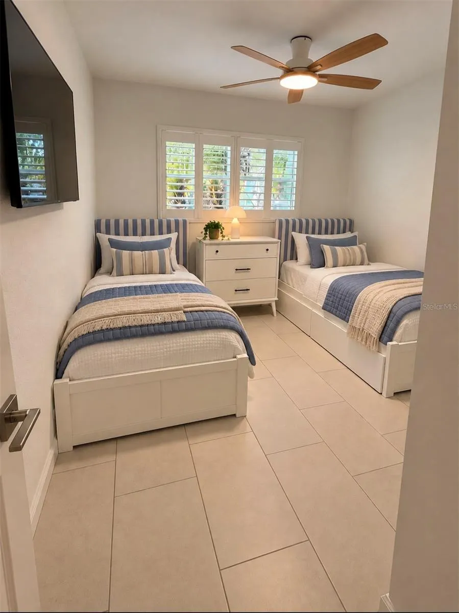 3928 E EDEN ROC CIR