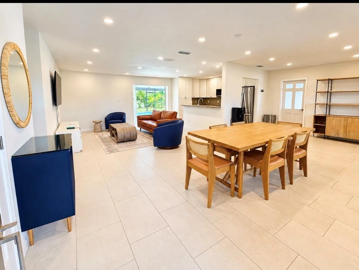 3928 E EDEN ROC CIR