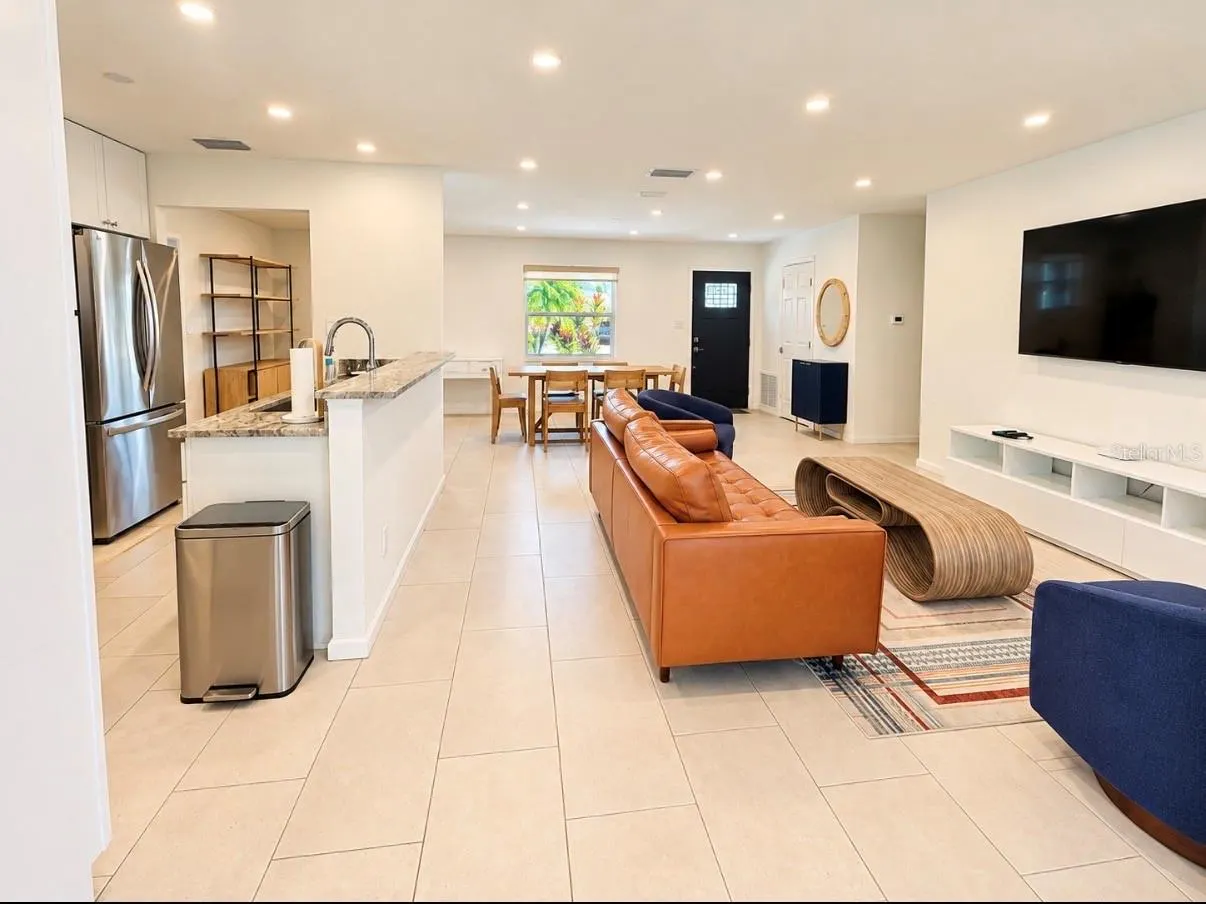 3928 E EDEN ROC CIR