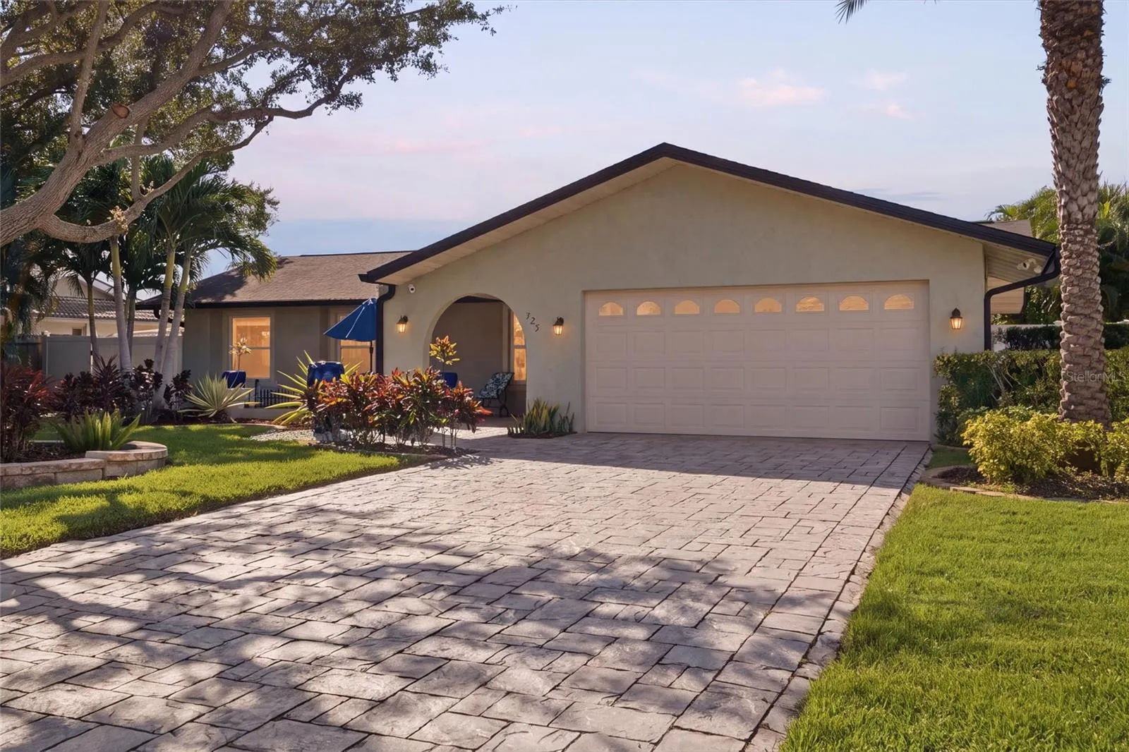 725 DEL ORO DR