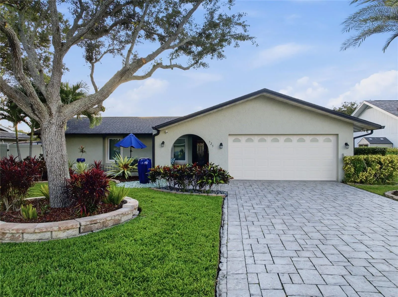 725 DEL ORO DR