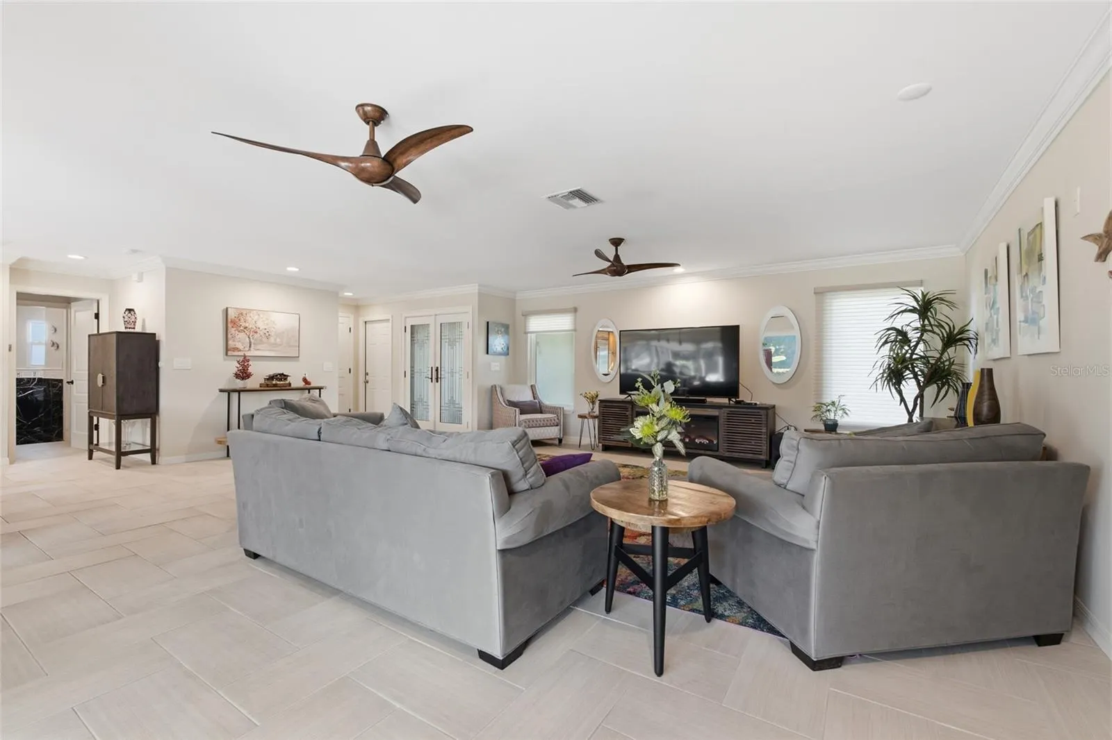 725 DEL ORO DR