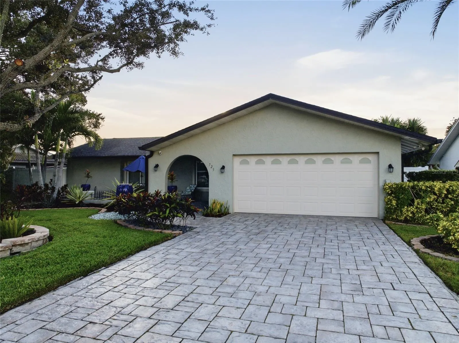 725 DEL ORO DR