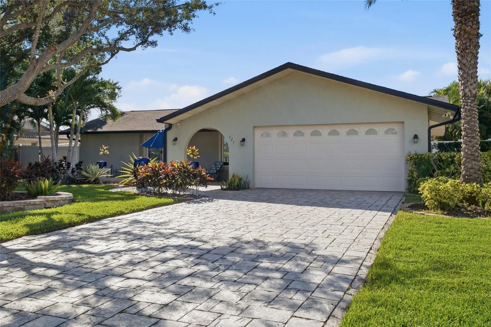725 DEL ORO DR