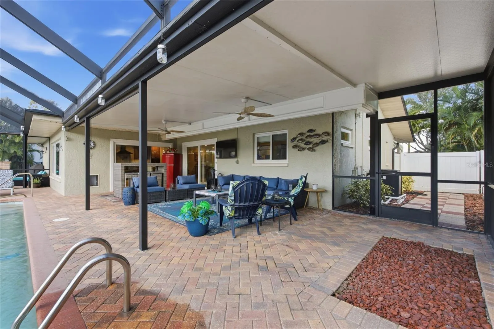 725 DEL ORO DR