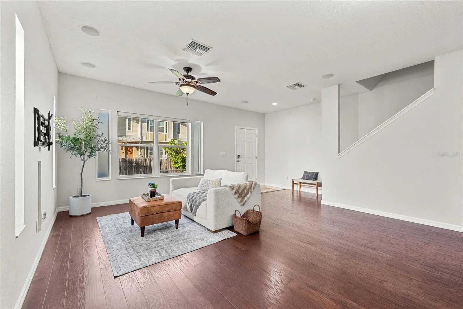 1282 CALUSA CIR